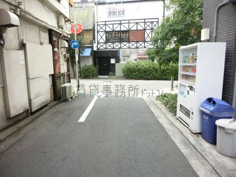 自動販売機は脇道にあります