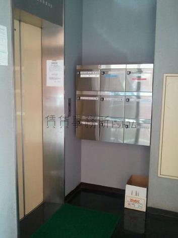 コンパクトなエントランス内