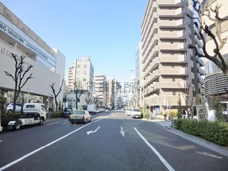 前面道路は旧山手通りです