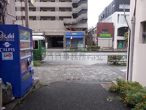 表通りはアゼリア通り