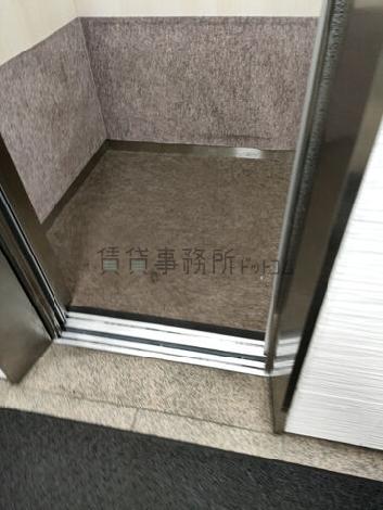 エレベーター内部
