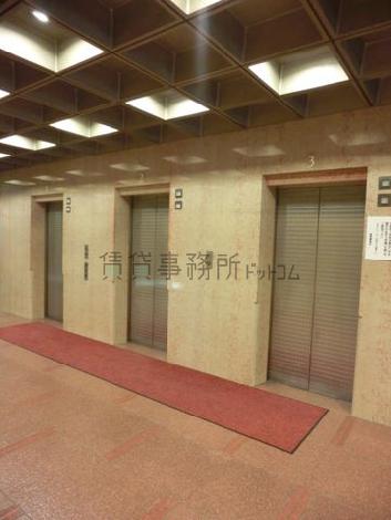 エレベーターが3基あります