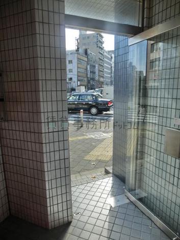 エントランス内部から見た外