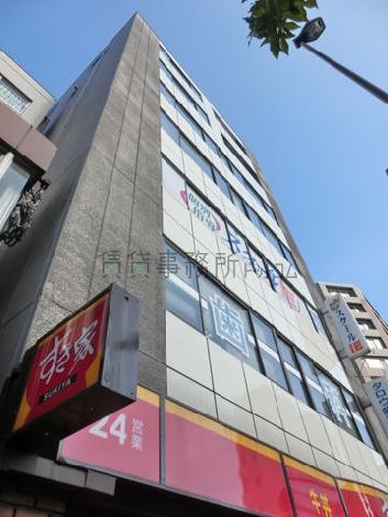 見上げるアングルの外観
