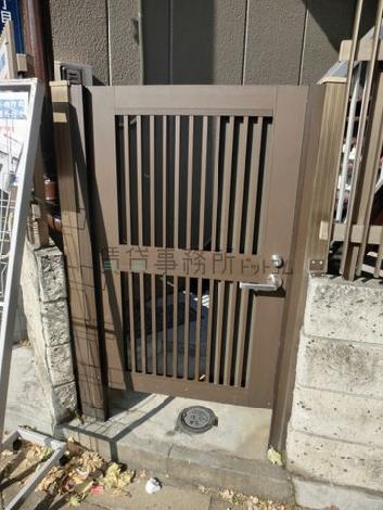 外階段扉は鍵がかかっていました