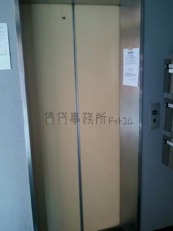 エレベーター1基です