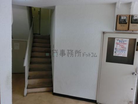エレベーター内から見たエントランスです