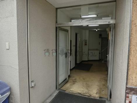 扉は手動ですが、開放されています