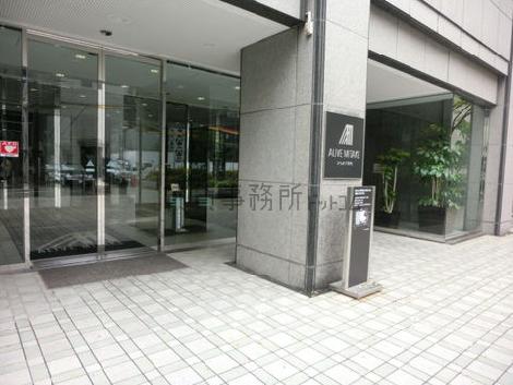 2つの自動ドアがある正面玄関です