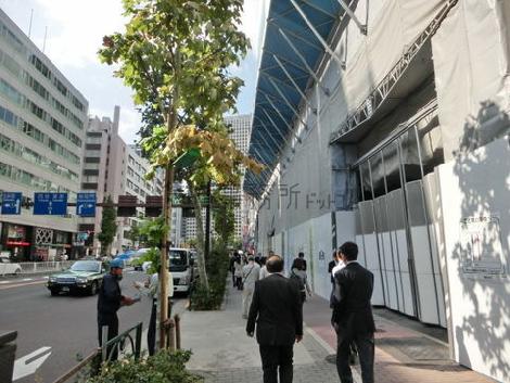 建物前の歩道の様子