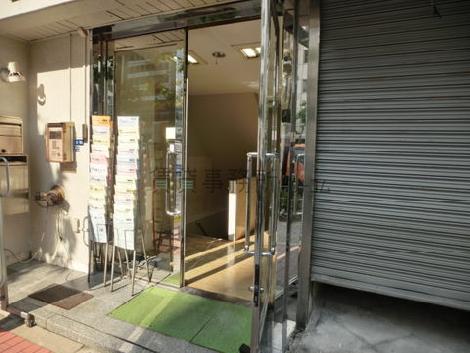 鏡枠で囲まれたドアです