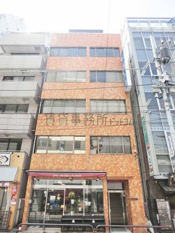 明るい色のタイルをあしらった外観