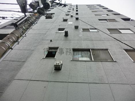 側面を見上げた視点