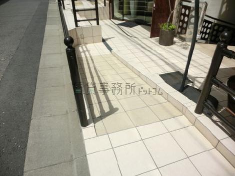 正面側にはなだらかスロープがあり、荷物の搬入や上り下りが非常に容易となっています
