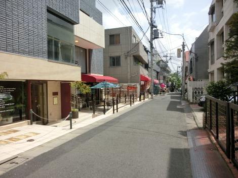 道なりに進むと下北沢の商店街に出ます
