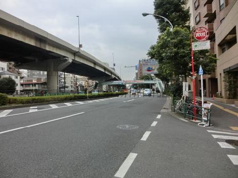 前面道路は目白通りです。交通量が多いですね。