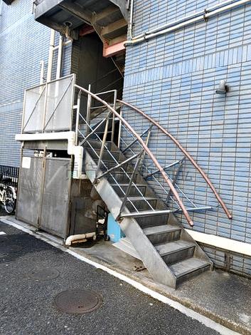 外階段は物件側面にございます
