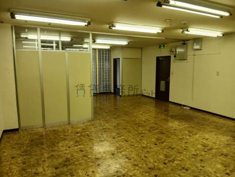 日の基ビルの室内
