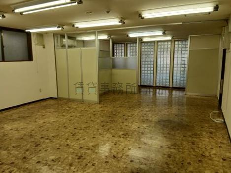 日の基ビルの室内