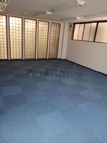 日の基ビルの室内