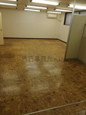 日の基ビルの室内