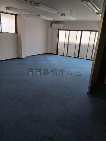 日の基ビルの室内