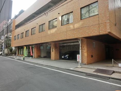 1階は駐車場と店舗