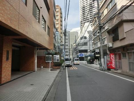 ビルの前面道路
