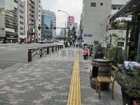 この先に恵比寿駅がございます