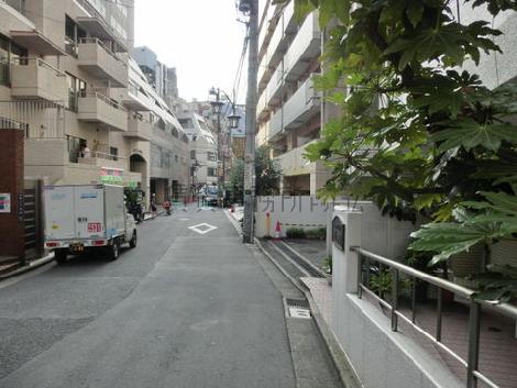 正面玄関部分は閑静なオフィス・住宅街側にございます