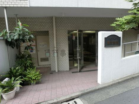 正面玄関部分です