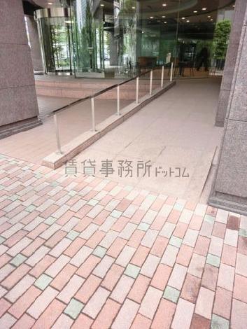 正面口のスロープ