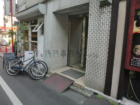 玄関にスロープがついています