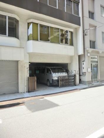 ビルの後方に駐車場があります