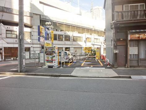 近くにパーキングがあります