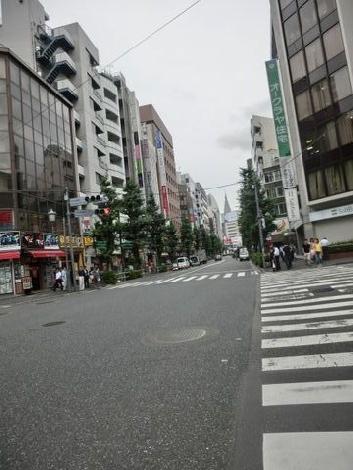 周辺にはたくさんの飲食店やコンビニがあります