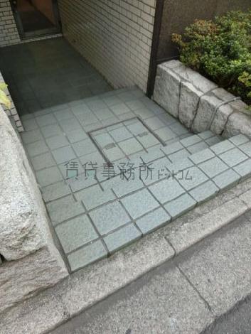 道路からは段差を下って階段にアクセスします