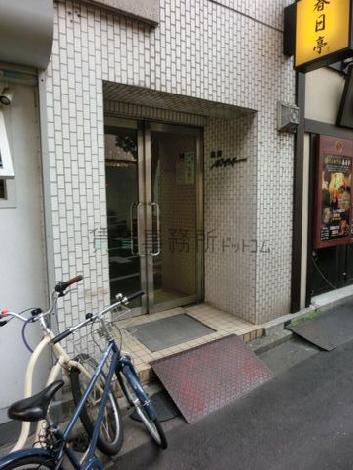 硝子張りの玄関扉