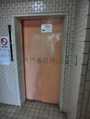 レトロな印象のエレベ－ターです