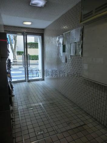 外からの光が入るエントランスホール