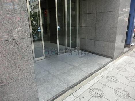 正面入口に段差はございません