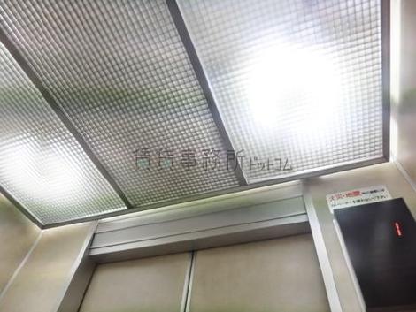エレベーター内の天井照明