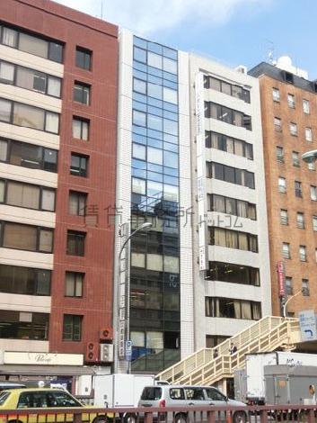 凹凸の無いフラットな壁面で外装を設計