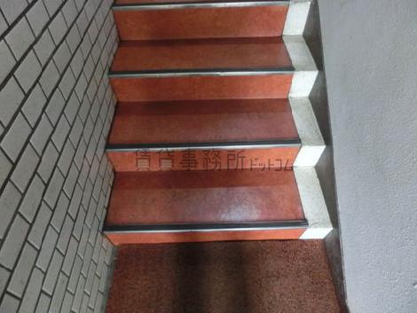 エレベーターホール前の階段