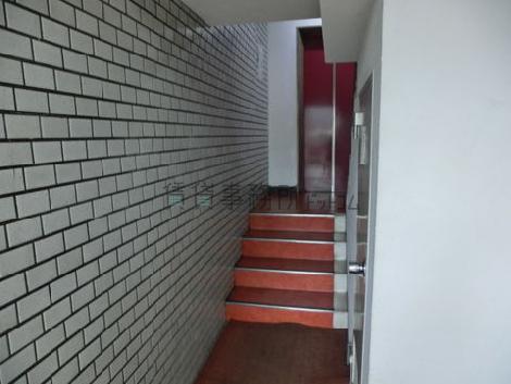 エントランスは白のタイル張りです