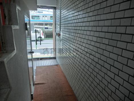 エレベーターから見たエントランス