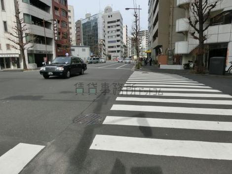 交差点の角地にあります