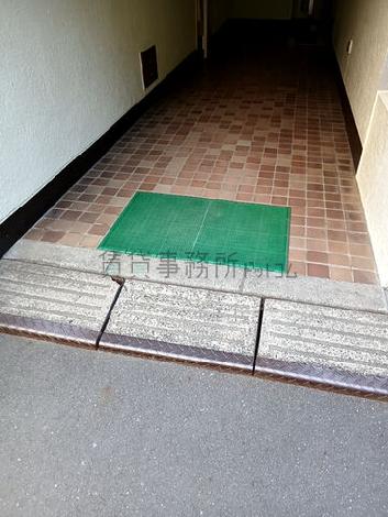 正面玄関前　段差