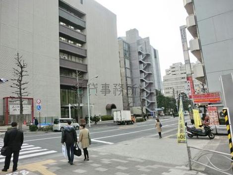 芝公園駅方面に続く道に面しています