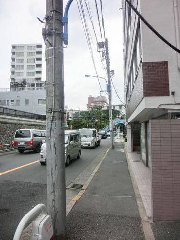目の前は交通量の多い通り